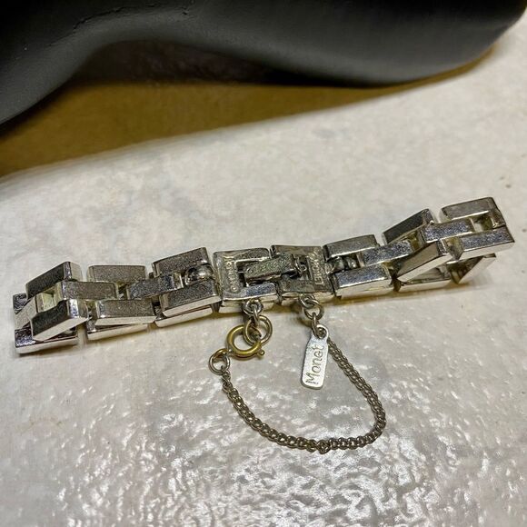 𝅺VINTAGE  Monet Silver tone link bracelet - Picture 2 of 3